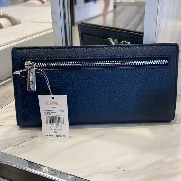 Michael Kors Reed Large Bifold Pebbled Leather Snap Wallet Card Case 
Navy 
NWT - Picture 11 of 16